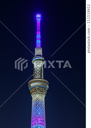 俯瞰燈火通明的天空樹的“東京” 111519912