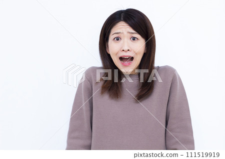 40 多歲的驚訝女人 111519919