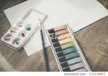 書桌、油漆和刷子 書桌、油漆和刷子 111520057