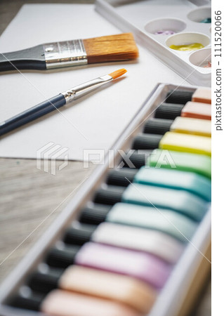 書桌、油漆和刷子 111520066