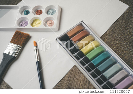 書桌、油漆和刷子 111520067