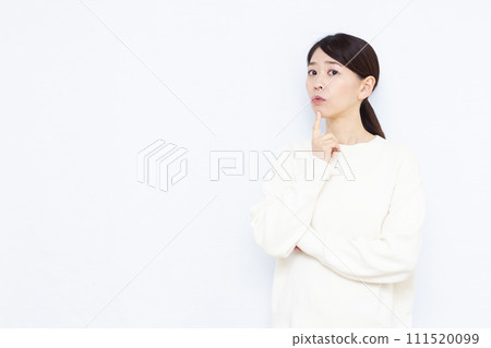 A woman in her 40s who is seriously worried 111520099