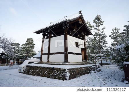 京都東山區雪中的建仁寺鐘樓 京都東山區雪中的建仁寺鐘樓 111520227