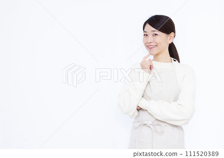 40多歲的家庭主婦微笑思考 111520389
