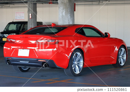 一輛紅色跑車在停車場的形象 111520861