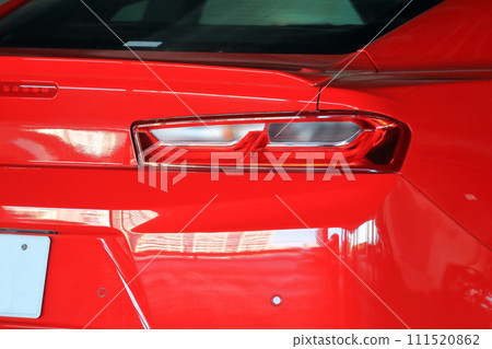 一輛紅色跑車在停車場的形象 111520862