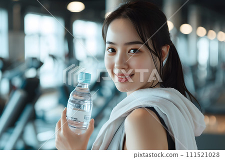 亞洲女性在健身房露出正面的微笑 — 健身房的補水場景 亞洲女性在健身房露出正面的微笑 — 健身房的補水場景 111521028