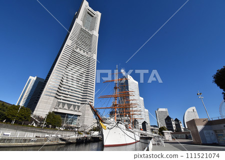 Nihon Maru and Landmark Tower 111521074