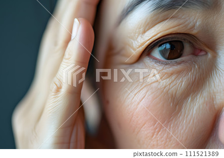 亞洲資深婦女閉著眼睛 111521389