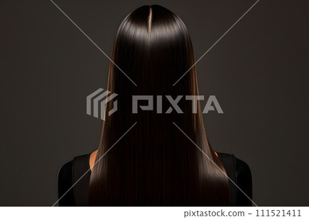 有著柔滑健康的長黑髮的亞洲女性 有著柔滑健康的長黑髮的亞洲女性 111521411