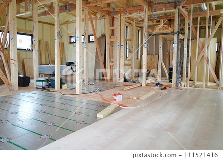 Installing floor heating in a wooden house 111521416