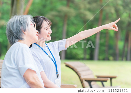 老人在公園裡聊天,一位微笑的護理人員女士(說話/有趣) 老人在公園裡聊天,一位微笑的護理人員女士(說話/有趣) 111521851
