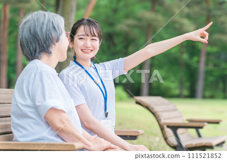 老人在公園裡聊天,一位微笑的護理人員女士(說話/有趣) 老人在公園裡聊天,一位微笑的護理人員女士(說話/有趣) 111521852
