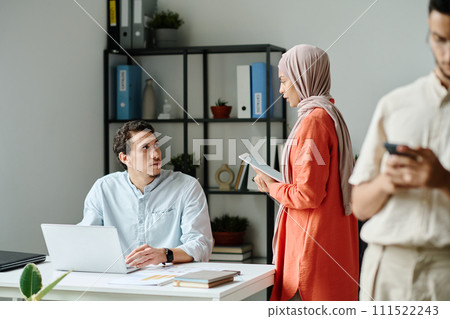 Conversation of young Muslim managers Conversation of young Muslim managers 111522243
