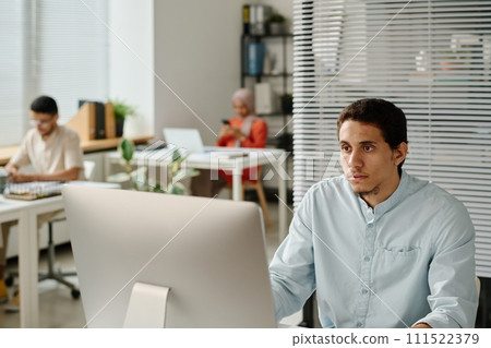 Businessman looking at computer screen 111522379