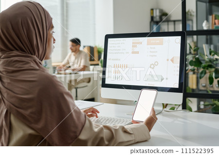 Muslim businesswoman working in office Muslim businesswoman working in office 111522395
