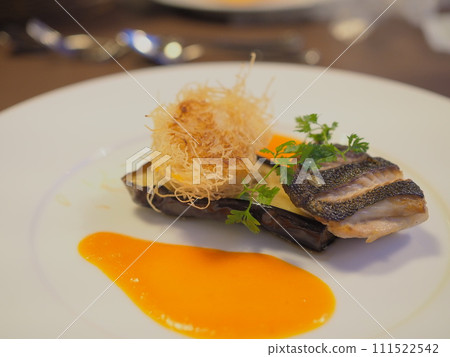 法式魚菜（白盤，側邊） 111522542