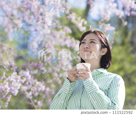 一個充滿春天氣息的可愛女人 111522592