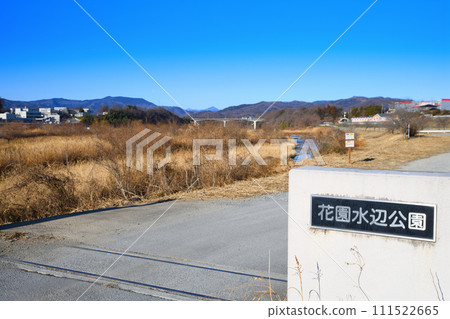 Arakawa main stream, Hanazono Waterfront Park, winter scenery of blue sky 111522665