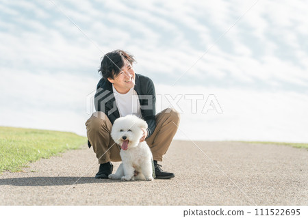 日本中年男子遛狗 111522695