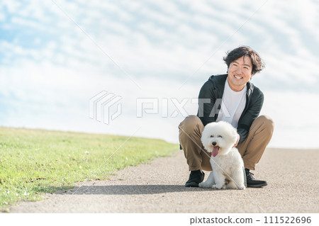 日本中年男子遛狗 111522696