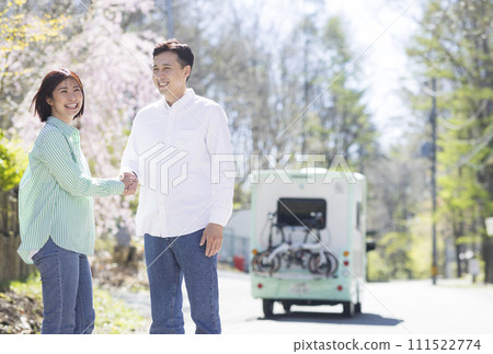 couple traveling by camper 111522774