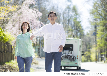 couple traveling by camper 111522775