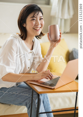 Women who operate computers, work from home, side jobs for housewives 111522869