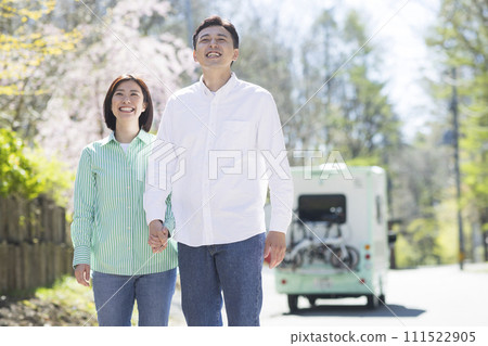 couple traveling by camper couple traveling by camper 111522905