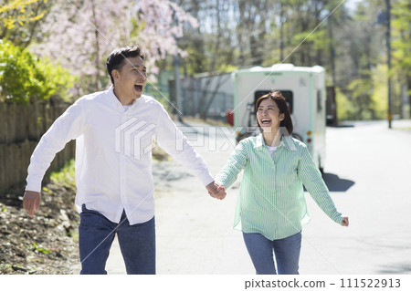 couple traveling by camper couple traveling by camper 111522913