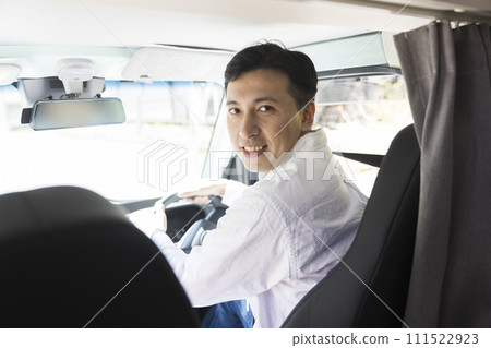 乘露營車旅行的人 111522923