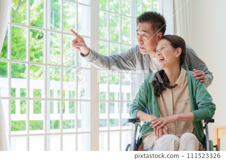 坐輪椅的中年和老年夫婦 坐輪椅的中年和老年夫婦 111523326