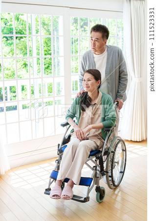坐輪椅的中年和老年夫婦 坐輪椅的中年和老年夫婦 111523331