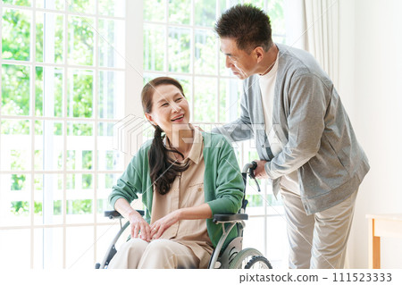 Middle-aged and elderly couple in wheelchairs 111523333