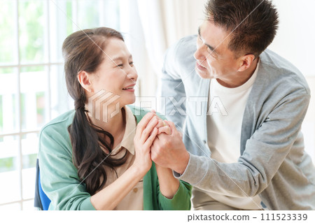 坐輪椅的中年和老年夫婦 坐輪椅的中年和老年夫婦 111523339