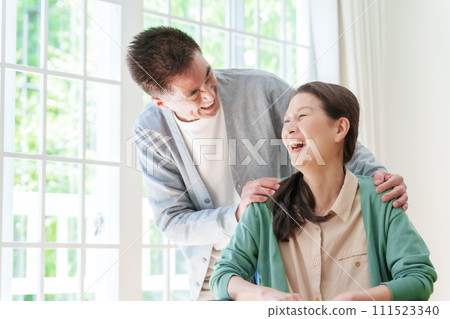 坐輪椅的中年和老年夫婦 坐輪椅的中年和老年夫婦 111523340