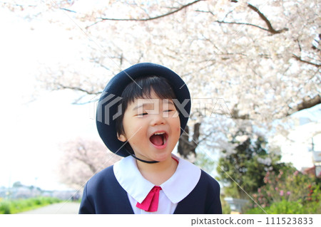 嬰兒穿著幼兒園制服、入學儀式、畢業典禮 111523833