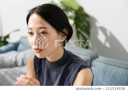 無袖女人坐在沙發上 111524338