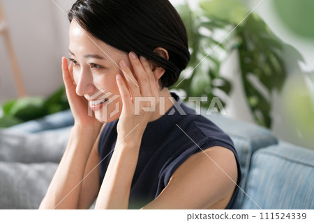 無袖女人坐在沙發上 111524339