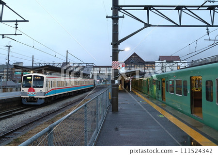 [OR37] Omi Railway 900 series/JR Kusatsu Line 113 series train stopping at Kibukawa Station 111524342