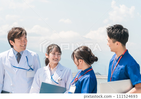Male and female doctors, doctors, nurses, medical workers, and technicians (4 people) spending their break time on the roof of a hospital 111524693