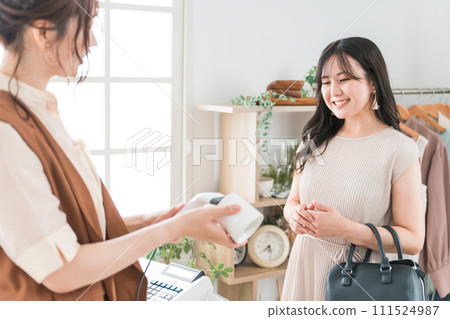 一位女士在雜貨店（收銀台、收銀台、POS 收銀機）購買餐具、馬克杯和杯子 111524987