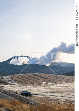 早春阿蘇火山煙霧升騰的美景 早春阿蘇火山煙霧升騰的美景 111525130
