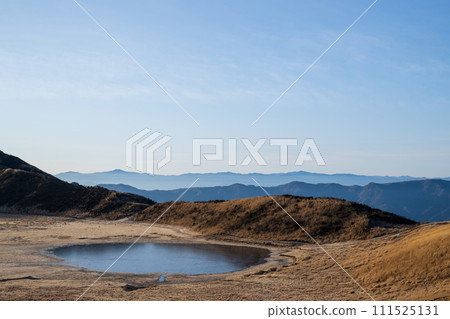 早春阿蘇火山煙霧升騰的美景 111525131