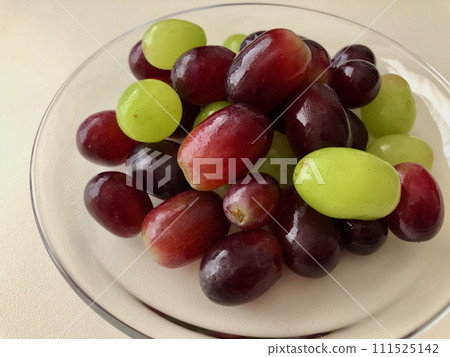 紫色和黃綠色的葡萄 111525142