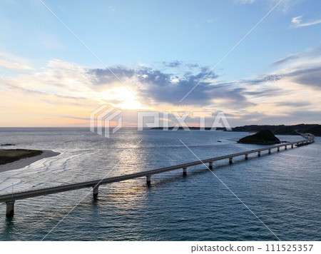 [Aerial photography] Tsunoshima Ohashi Bridge (Yamaguchi Prefecture) <Overhead view facing north> 111525357