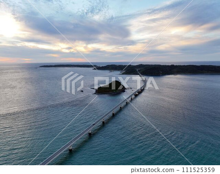 [Aerial photography] Tsunoshima Ohashi Bridge (Yamaguchi Prefecture) <Overhead view facing north> 111525359