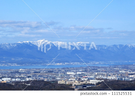 白雪覆蓋的比羅山脈和琵琶湖的街景 白雪覆蓋的比羅山脈和琵琶湖的街景 111525531