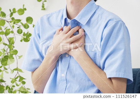 客廳裡一個胸口痛的男人，沒有臉 111526147