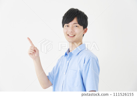 指向左邊的人，白色背景 111526155